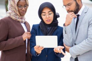 Pengusaha baru sedang membaca dokumen Franchise Disclosure Document (FDD) sebelum memulai kemitraan.