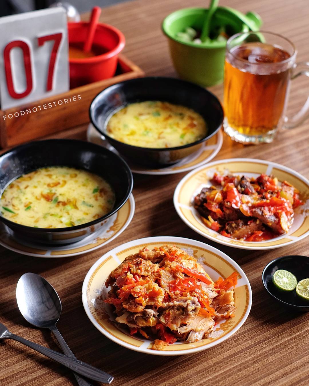 Ayam geprek pedas khas Bandung, ayam goreng yang dihancurkan dan disajikan dengan sambal rawit berlevel, memberikan sensasi pedas yang menggugah selera.