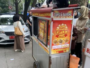 Tahu Basreng Tiara yang renyah, digoreng hingga garing, dipadukan dengan bakso goreng (basreng) dan bumbu tabur khas daun jeruk yang memberikan cita rasa unik.