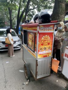 Gambar franchise Tahu Basreng Tiara: Outlet jajanan tahu dan basreng dengan bumbu daun jeruk khas, menjadi peluang bisnis yang menjanjikan.