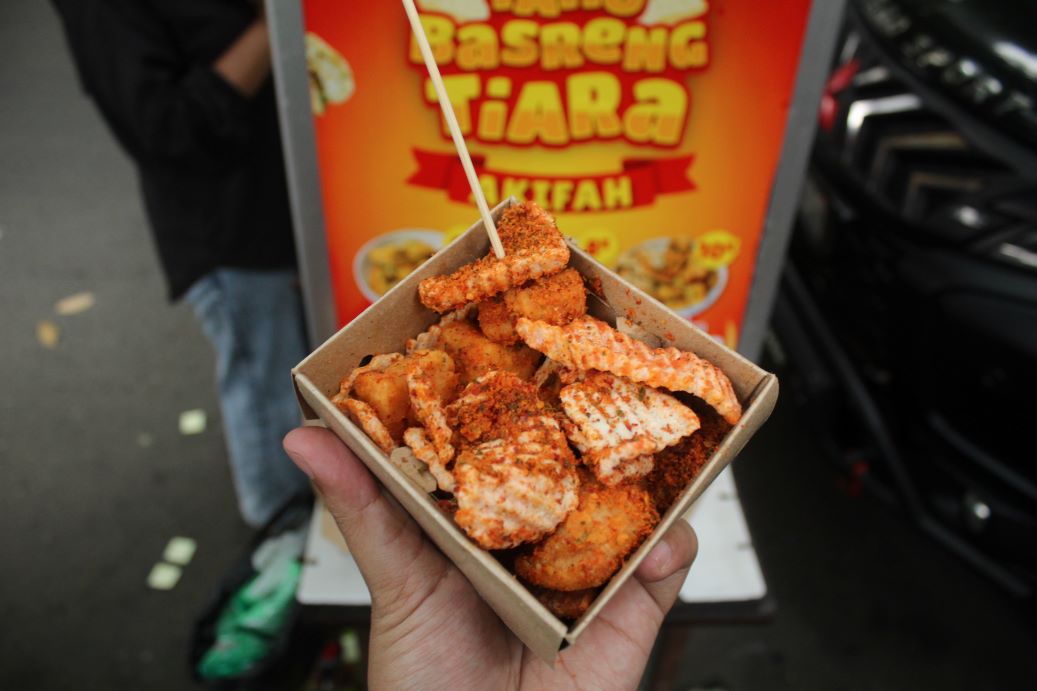 Tahu Basreng Tiara di Bandung: Jajanan legendaris dengan bumbu daun jeruk yang khas, memberikan cita rasa gurih dan renyah