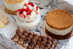 Dessert box dengan topping cokelat, contoh jajanan kekinian yang digemari milenial.