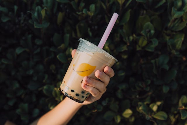 Minuman boba kekinian dengan berbagai varian rasa, salah satu tren usaha kuliner.