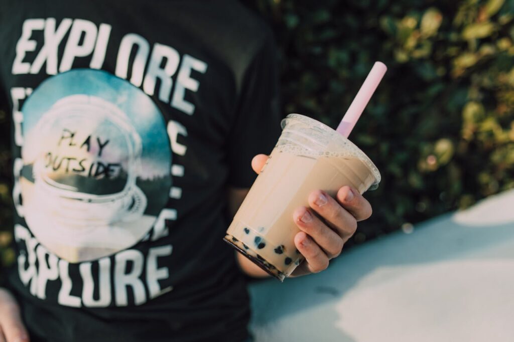 inspirasi jualan makanan modal kecil. Minuman boba homemade dalam gelas transparan dengan topping brown sugar.