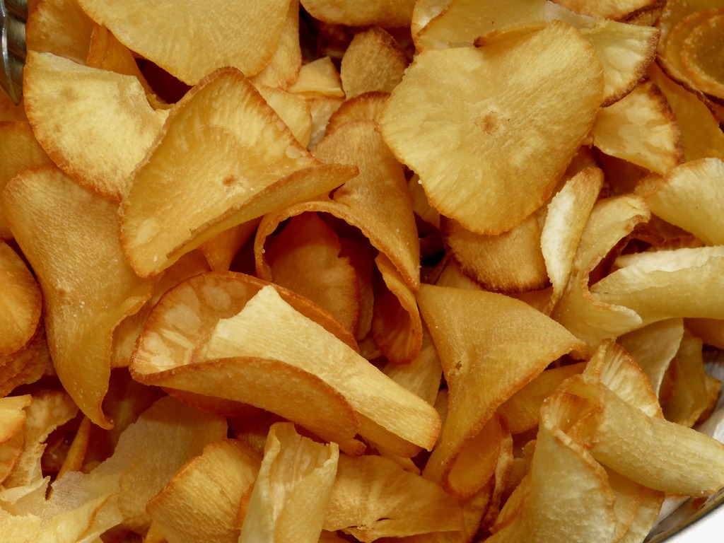 inspirasi-jualan-makanan-modal-kecil-di-rumah. Keripik singkong warna-warni dengan variasi rasa, camilan menarik untuk usaha modal kecil.